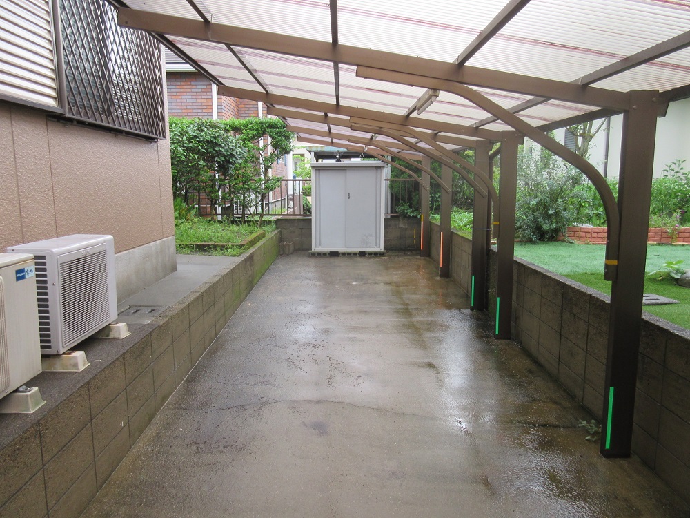 駐車スペースは屋根付です。縦列３台駐車可能です。　宮崎市学園木花台 中古住宅 戸建て